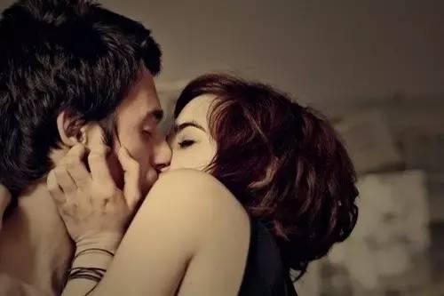 国产偷拍男女亲吻视频